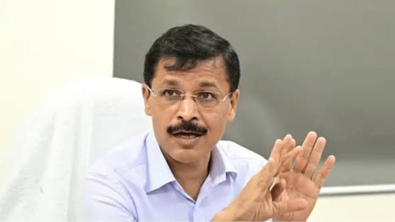 तुकाराम मुंढे यांनी अन्न व औषध प्रशासनाचा कारभार आपल्या हातात घेतल्यापासून होणाऱ्या कारवाया पाहून लोकांच्या मनात त्यांच्याबद्दलची क्रेझ चांगलीच वाढली आहे. लोक त्यांचे प्रचंड काैतुक करत आहेत.