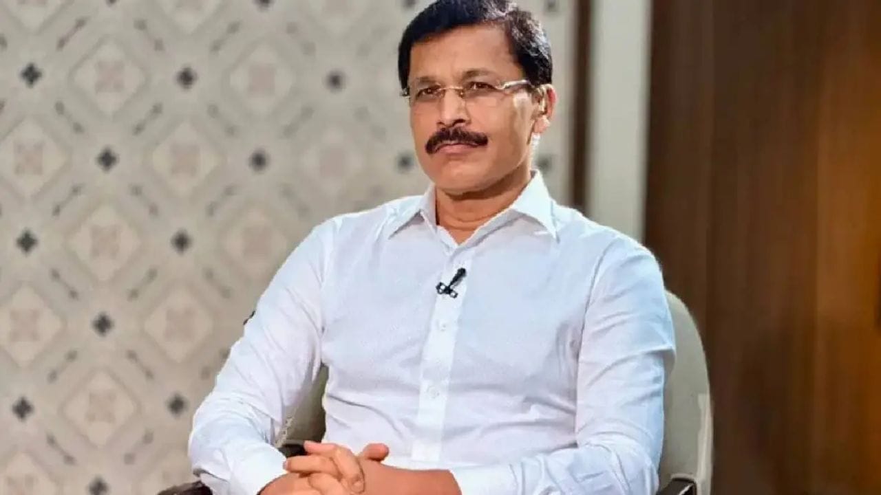 यासोबतच तुकाराम मुंढे यांनी अनेक मुलाखतीमध्ये बोलताना स्पष्ट केले की,मी बाहेरचे अन्न अजिबात खात नाही,मी घरगुती जेवणावर अधिक भर देतो.तेही साधे जेवण घेतो. 