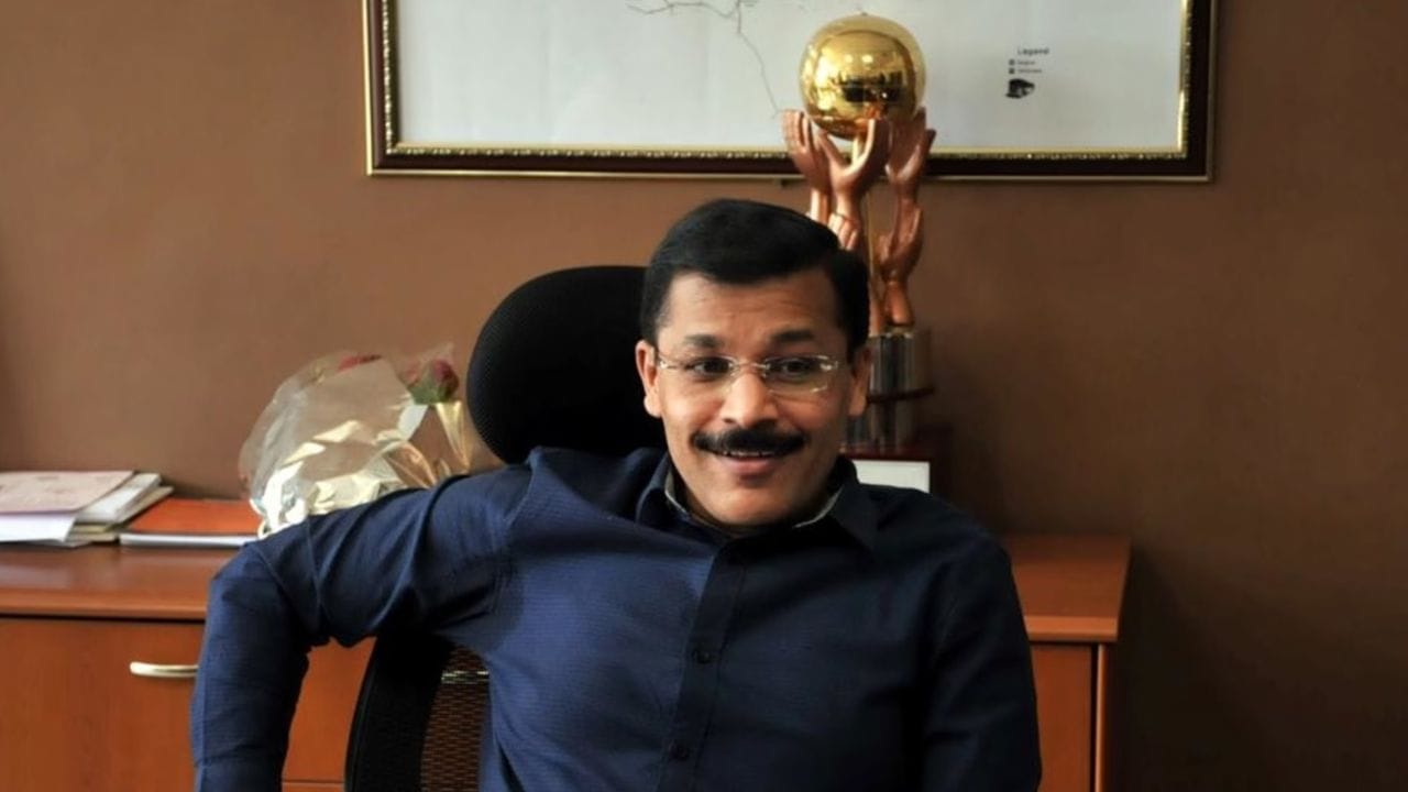 अन्नाची गुणवत्ता अत्यंत महत्वाची असते,हे त्यांनी अनेकदा सांगितले. दरवेळी कोणताही शासकीय कार्यक्रमात नाष्टात वडापाव,समोसा,चीप्स असे पदार्थ दिली जातात. पण यावेळी कर्मचाऱ्यांना 15 ऑगस्टच्या कार्यक्रमात संत्र,सफरचंद, केळी असे देण्यात आले.
