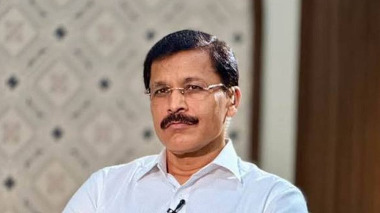 तुकाराम मुंढे हे प्रशासनातील परिपक्व अधिकारी आहेत. जनजागृतीसाठी अशा प्रकारच्या कारवाईची आवश्यकता असते. अन्यथा या विषयाकडे कोणीही लक्ष दिले नसते. 2 ते 3 वर्ष ते या पदावर असतील. ते एक मजबूत यंत्रणा राबवत आहेत, ते गेल्यानंतरही तशीच मजबूत यंत्रणा कायम राहिल.