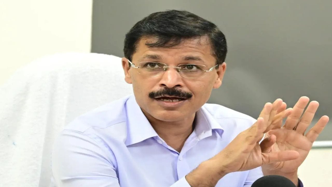 महाराष्ट्र अन्न व औषध प्रशासनाचे आयुक्त तुकाराम मुंढे सध्या चर्चेत आहेत. त्यांच्याकडून मोठ्या कारवाया केल्या जात आहेत. धडाकेबाज कारवाया त्यांच्या विभागाकडून सुरू आहेत.