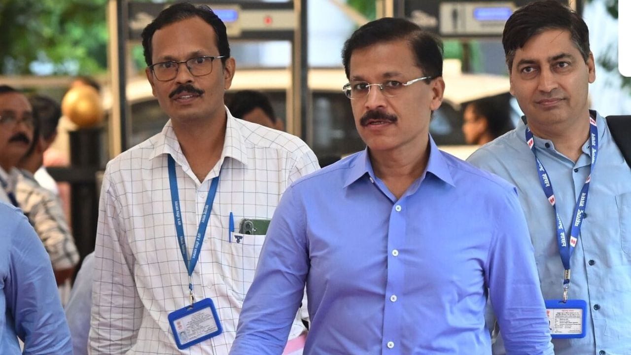 अन्न व औषध प्रशासनाचा कारभार तुकाराम मुंढे यांनी आपल्या हातात घेतल्यापासून देशभरात मोठ्या कारवाया केल्या जात आहेत.यादरम्यानच तुकाराम मुंढे यांचे जोरदार काैतुक होत आहे. अन्न व औषध प्रशासन विभागाचे आयुक्त म्हणून काम सुरू केल्यानंतर आपल्यासोबत हॉटेलमध्ये काय घडले हे तुकाराम मुंढे यांनी सांगितले.