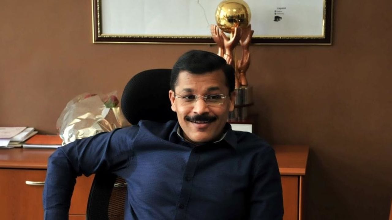 मुंबईतल्या शाळेत आता कँटीनमध्ये वडापाव, कोला, समोसा ऐवजी आता पोहे, इटली, शिरा, डोसा, उपमा हे पदार्थ मिळत आहेत. यासोबत शीतपेयांची जागा आता ताकाने घेतली.