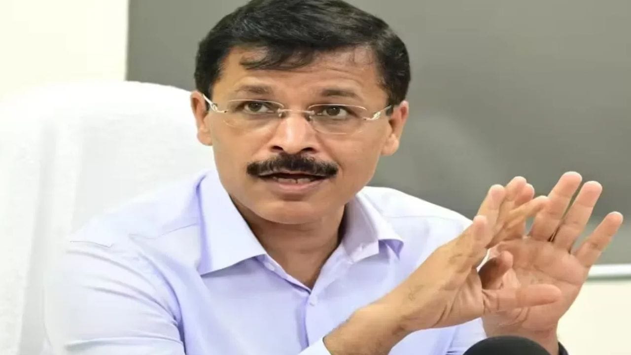 अन्न आणि औषध विभागाचे आयुक्त तुकाराम मुंढे गेल्या काही दिवसांपासून सतत चर्चेत आहेत. तुकाराम मुंढे यांच्या मार्गदर्शनाखाली देशभरात रेस्टारंट आणि हॉटेलवर छापेमारी सुरू होती. भेसळ खोरांना सळो की पळो करून सोडण्यात आले.