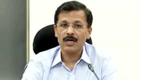 घरातील किचनमध्ये झुरळ दिसले तर किचनच बंद करतो का? थेट तुकाराम मुंडे यांनाच विचारला सवाल..