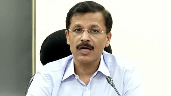 घरातील किचनमध्ये झुरळ दिसले तर किचनच बंद करतो का? थेट तुकाराम मुंडे यांनाच विचारला सवाल..