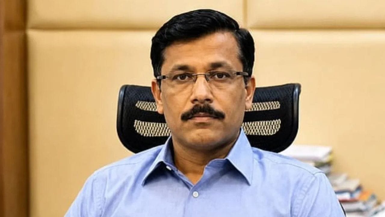 आताही तसेच आहे. काहीही झाले तरीही तो मला सर्वात अगोदर फोन करून माझी विचारपूस करतो. यावेळी तुकाराम मुंढे हे आपल्या भावाबद्दल सांगताना दिसत आहेत.