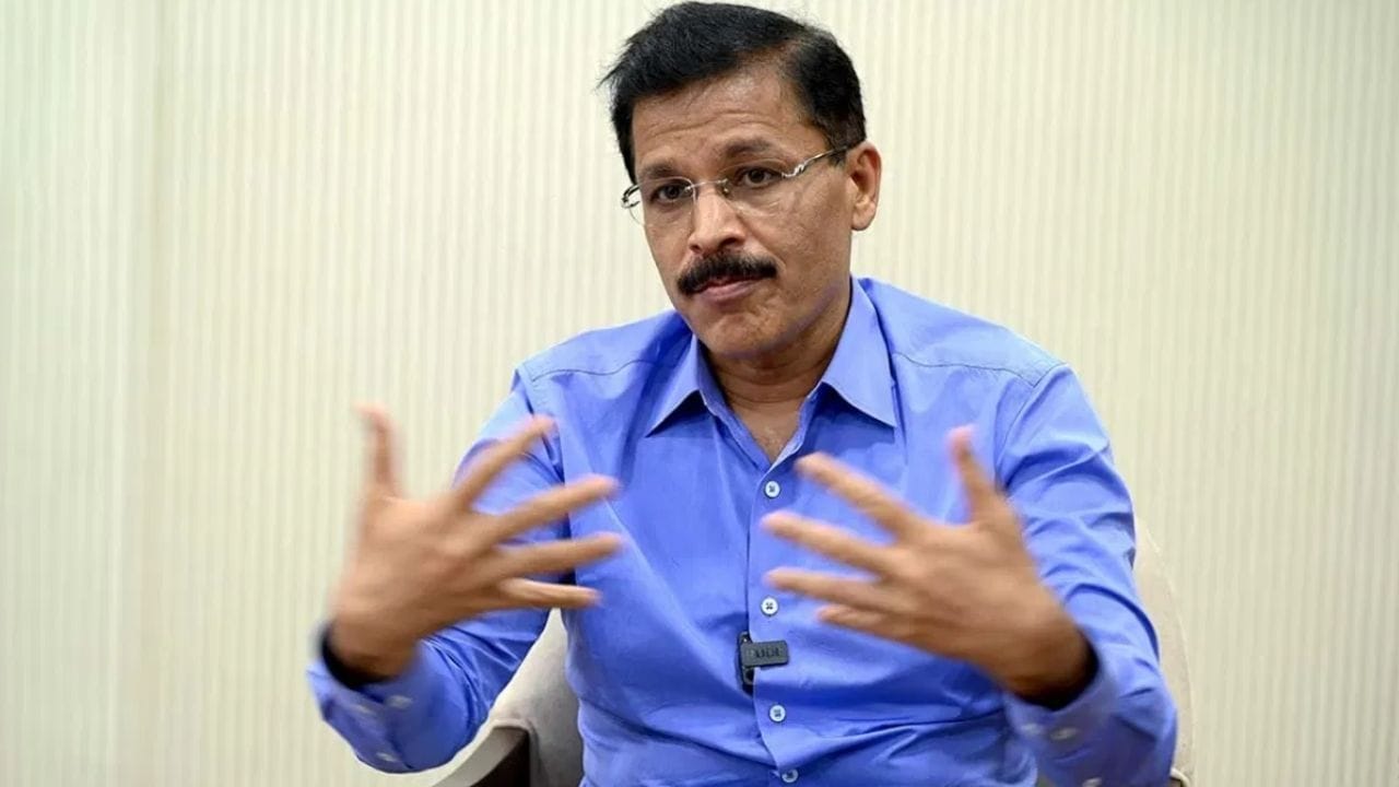 तुम्ही देव आहात, तुम्ही काहीही करू शकता असं तुम्हाला वाटतं का? तुकाराम मुंढेंच्या कारवाईवर कोर्टाने फटकारले.. तुम्ही देव आहात, तुम्ही काहीही करू शकता असं तुम्हाला वाटतं का? तुकाराम मुंढेंच्या कारवाईवर कोर्टाने फटकारले..