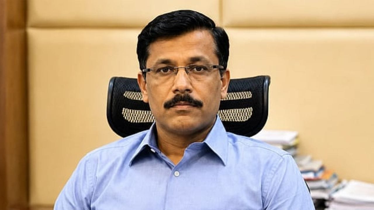 ज्यावेळी त्यांना पनीरमध्ये गडबड वाटली,त्यावेळी त्यांनी हॉटेल चालकाला पनीरबद्दल वारंवार विचारले.थेट हॉटेलवर कारवाई करणाऱ्या तुकाराम मुंढे यांना भेसळयुक्त पनीर वाटण्यात आले.