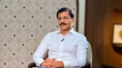 तुकाराम मुंढेंचा दणका! 37 हॉटेल्सवर धाडी, 4 आस्थापनांचे परवाने निलंबित.