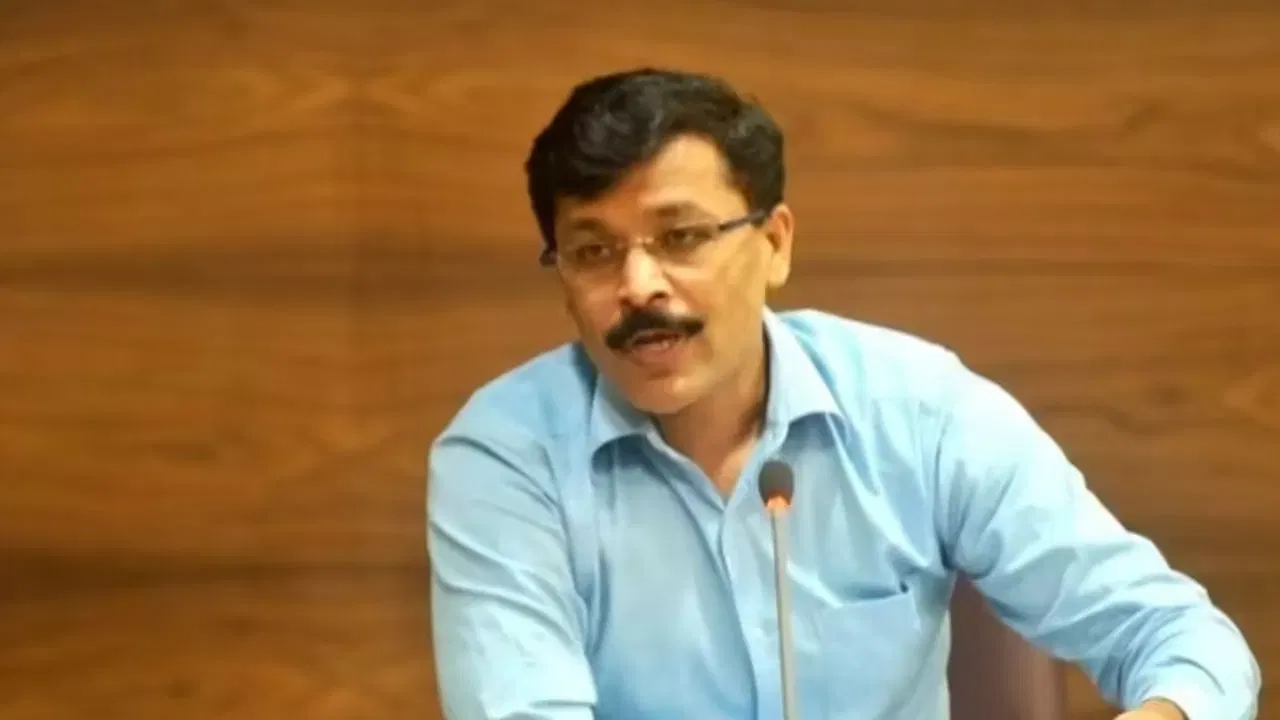 दरम्यान, एफडीएने पुण्यात मोठी कारवाई केली आहे. सिप्ला फार्मा अँड लाईफ सायन्सेस लिमिटेडच्या पुण्यातील कॅरी अँड फॉरवर्डिंग (C&F) युनिटचा औषध विक्री परवाना रद्द करण्यात आला आहे. रिएक्टिन प्लस टॅब्लेट्सच्या स्टोरेज, पॅकेजिंग आणि बाजारातून औषध परत मागवण्याच्या प्रक्रियेत आढळलेल्या गंभीर अनियमिततेमुळे ही कारवाई करण्यात आली. पुणे जिल्ह्यातील वाडकी येथील कंपनीच्या मुख्य वेअरहाऊसमध्ये झालेल्या तपासणीनंतर ही कारवाई झाल्याची माहिती आहे.