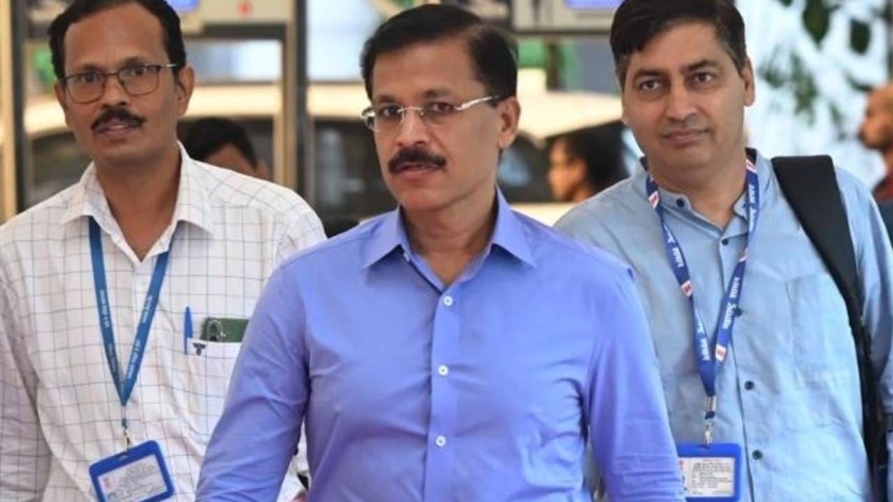 त्यांच्या कारकिर्दीत जिल्हाधिकारी, आयुक्त आणि सचिव अशा विविध महत्त्वाच्या पदांवर त्यांनी काम केलं आहे. त्यांच्या स्पष्ट आणि कठोर निर्णयांमुळे अनेकदा सत्ताधाऱ्यांची नाराजी ओढवली. गेल्या काही वर्षांत त्यांच्या अनेक बदल्या झाल्या आहेत. 