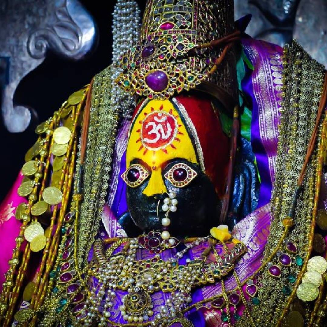 महाराष्ट्राची कुलस्वामिनी म्हणून ओळखल्या जाणाऱ्या आई तुळजाभवानीवरील भाविकांची श्रद्धा किती मोठी आहे, याची प्रचिती मंदिर संस्थानच्या तिजोरीत जमा झालेल्या सोन्या-चांदीच्या आकडेवारीतून येते. मागील काही वर्षांत सोन्याचे दर विक्रमी पातळीवर पोहोचले असतानाही भाविकांकडून तुळजाभवानीच्या चरणी सोनं-चांदी अर्पण करण्याची परंपरा कायम आहे.
