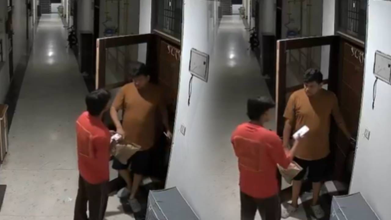 Video : लाथा, बुक्क्या घातल्या, घरात डांबलं, डिलिव्हरी बॉयसोबत भयंकर कृत्य, घरमालकाने रागात.... Video : लाथा, बुक्क्या घातल्या, घरात डांबलं, डिलिव्हरी बॉयसोबत भयंकर कृत्य, घरमालकाने रागात....