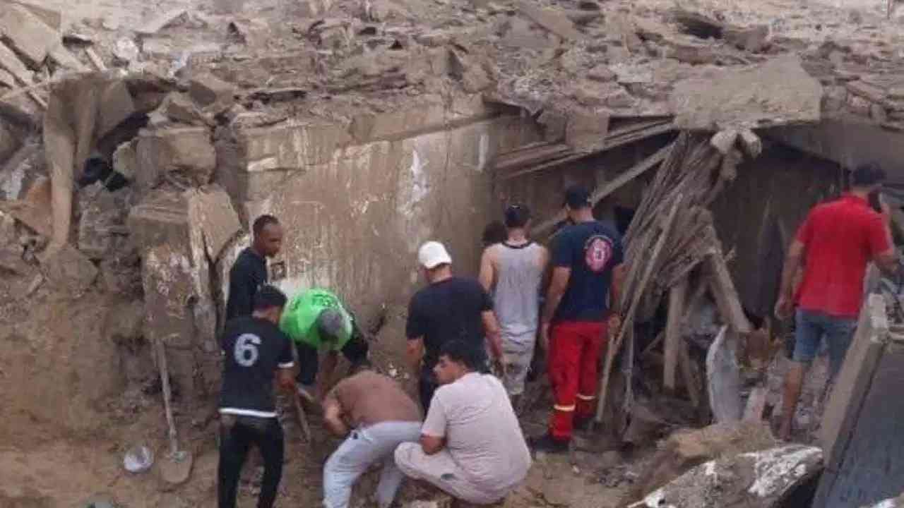 Iran-US : इराणमध्ये टॅक्सी ड्रायव्हरच्या घरावर अमेरिकेने का टाकला 907 किलोचा बॉम्ब? Iran-US : इराणमध्ये टॅक्सी ड्रायव्हरच्या घरावर अमेरिकेने का टाकला 907 किलोचा बॉम्ब?