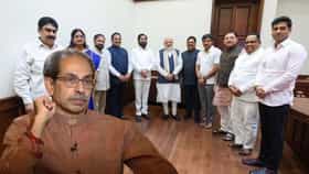 सुनावणी सुरू असताना मोदी गद्दारांना का भेटले? भिऊ नकोस संदेश कुणासाठी?.