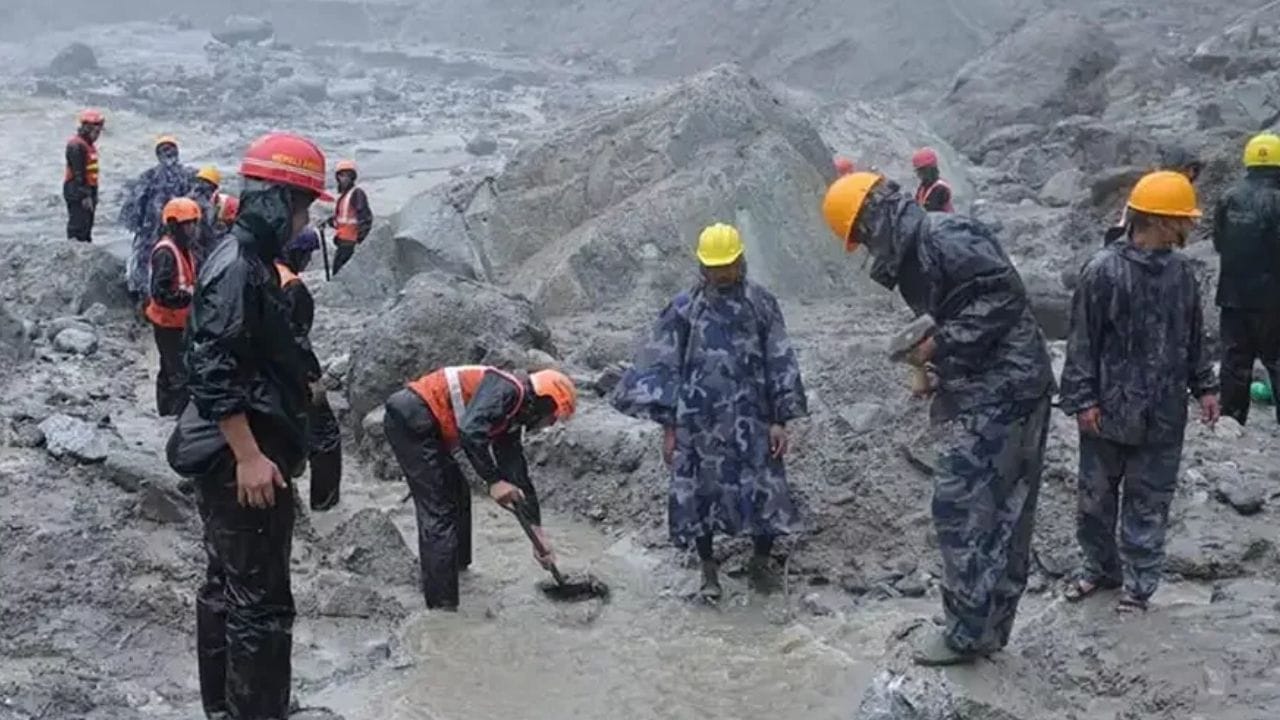 नेपाळच्या हायड्रो पॉवर कर्मचाऱ्यांच्या सुटकेसाठी चीनची मदत, बोगद्याच्या वरच्या भागात ड्रीलिंग, युद्धपातळीवर प्रयत्न सुरु नेपाळच्या हायड्रो पॉवर कर्मचाऱ्यांच्या सुटकेसाठी चीनची मदत, बोगद्याच्या वरच्या भागात ड्रीलिंग, युद्धपातळीवर प्रयत्न सुरु
