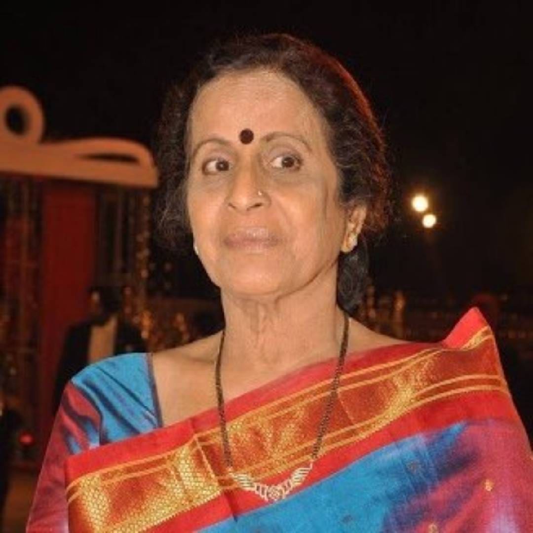'पवित्र रिश्ता'मध्ये खाष्ट सासू साकारलेल्या ज्येष्ठ अभिनेत्री उषा नाडकर्णी आज वयाच्या 80 व्या वर्षीसुद्धा अभिनयक्षेत्रात सक्रिय आहेत. पडद्यावर एकापेक्षा एक दमदार भूमिका साकारणाऱ्या उषा यांचं आयुष्य एखाद्या चित्रपटाच्या कथेपेक्षा कमी नाही. पतीपासून विभक्त, मुलापासून दुरावा, एकटेपणा आणि लहानपणी वडिलांकडून मारहाण.. उषा नाडकर्णी यांचं आयुष्य संघर्षाने भरलेलं आहे.