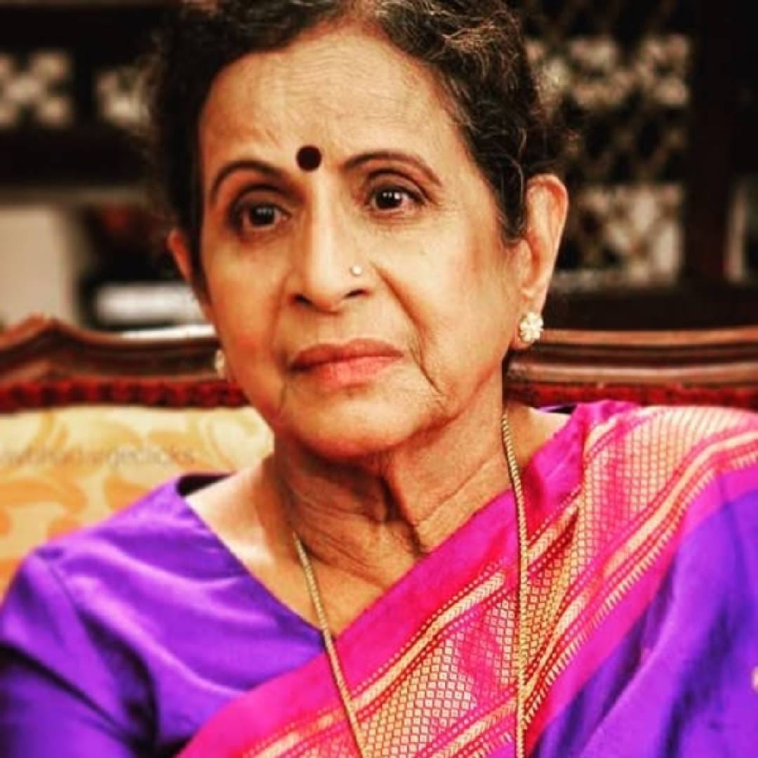 "मी कधी कधी विचार करते की जर रात्री-अपरात्री माझं निधन झालं, तर एखाद्याला याविषयी कसं समजेल? कदाचित मग शेजारचे दार वाजवून म्हणतील की, अरे म्हातारीने दरवाजा उघडला नाही", असं त्या गंमतीने म्हणाल्या.