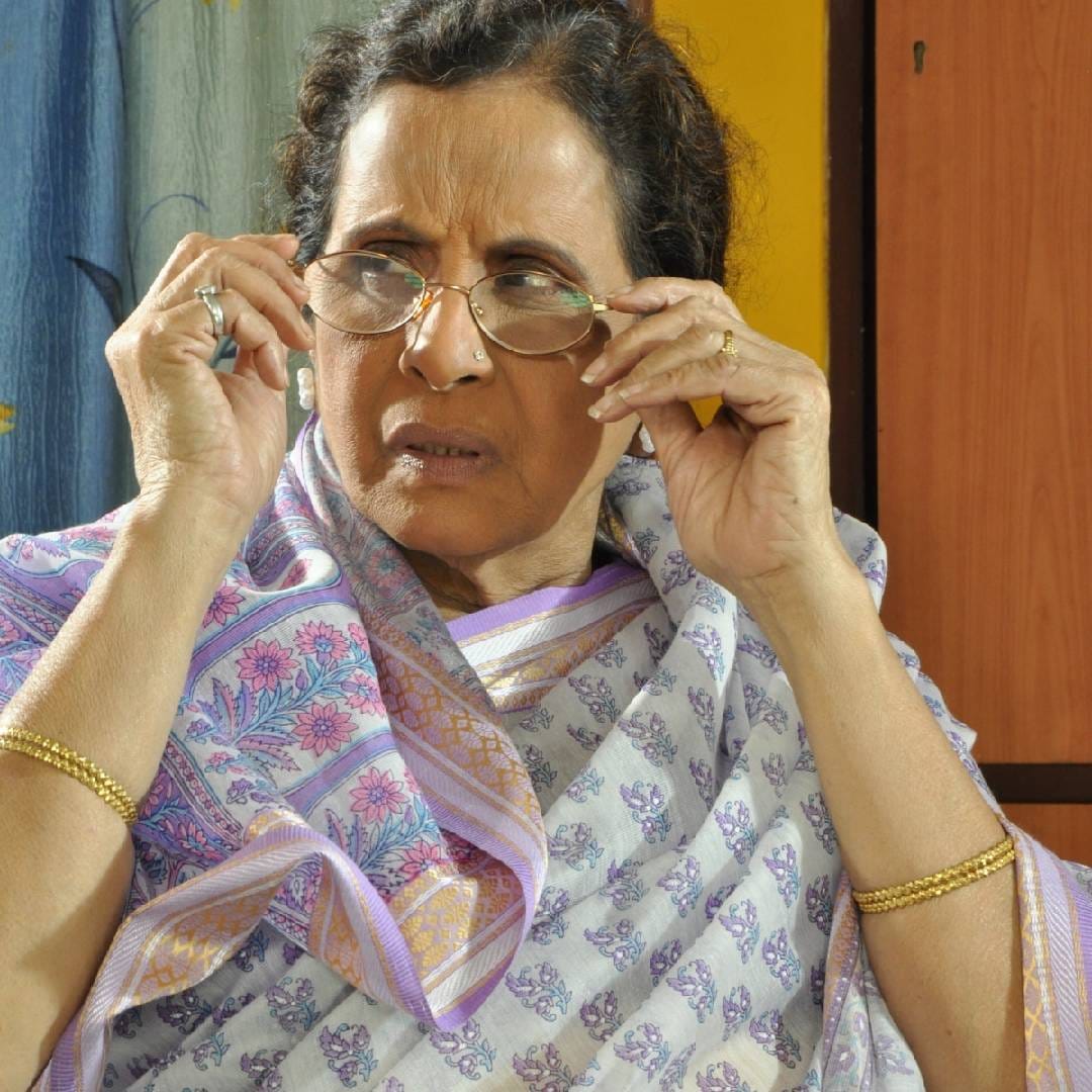 उषा नाडकर्णी या गेल्या अनेक दशकांपासून मुंबईतील त्यांच्या फ्लॅटमध्ये एकट्याच राहत आहेत. आता एकटं राहण्याची सवयच झाल्याचं त्यांनी म्हटलंय. कोणाच्याही मदतीशिवाय त्या खंबीरपणे आयुष्य जगत आहेत. त्या पतीपासून खूप आधीच विभक्त झाल्या होत्या. तरीसुद्धा त्यांनी पती किंवा त्यांच्या कुटुंबीयांविरोधात मनात कटुता बाळगली नाही.