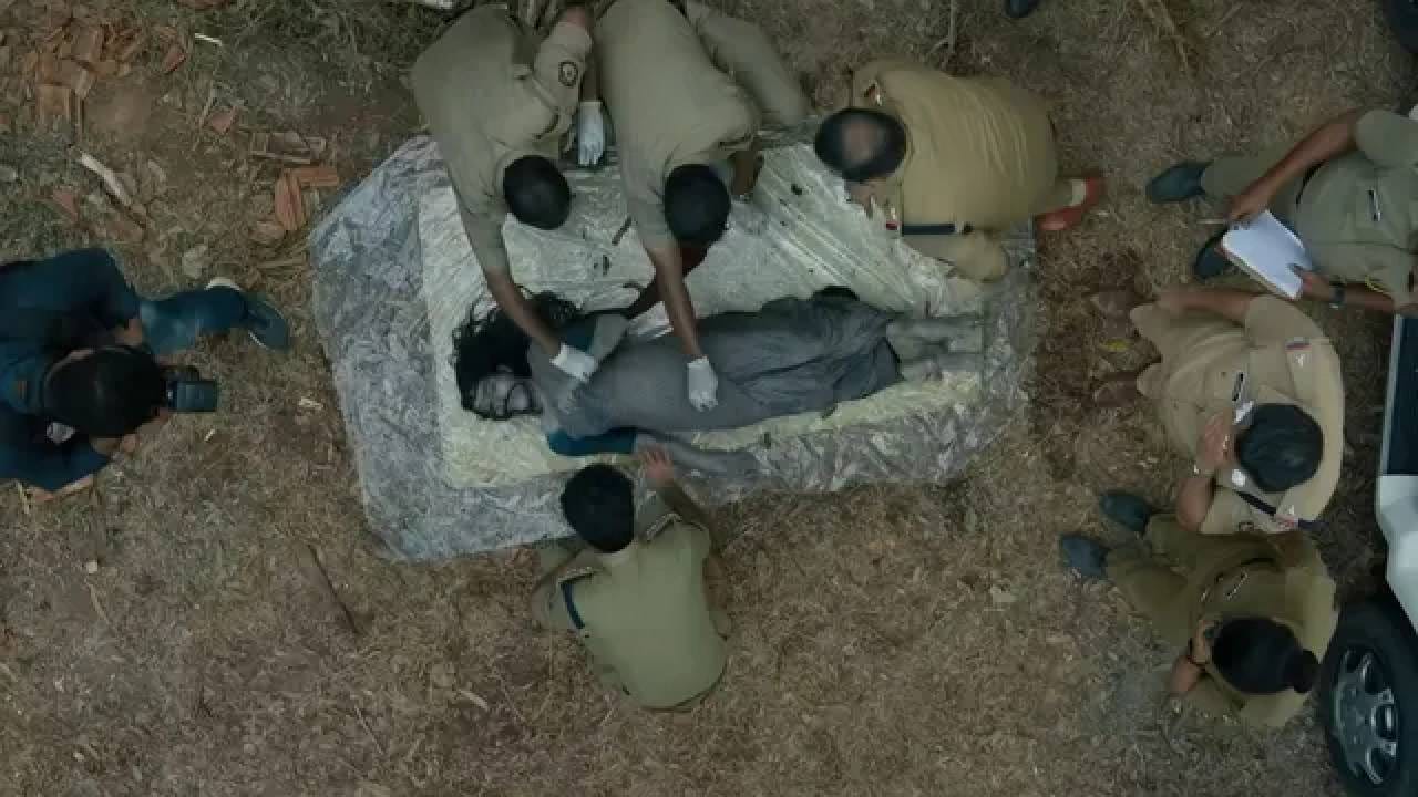 या चित्रपटाची सुरुवातच फ्लॅशबॅकने होते. एका विहिरीत एका महिलेचा कुजलेला मृतदेह सापडल्यावर या चित्रपटाची कथा सुरू होते. महाराष्ट्रात ट्रेनने प्रवास करत असताना एका लहान मुलाची धाकटी बहीण अचानक गायब होते. काही काळानंतर अजीब रहमान यांना विहिरीत त्या महिलेचा मृतदेह सापडतो. सुरुवातीला ही आत्महत्या वाटते, पण जसजसा तपास पुढे सरकतो, तसतसा मोठ्या कटाचा उलगडा होतो.