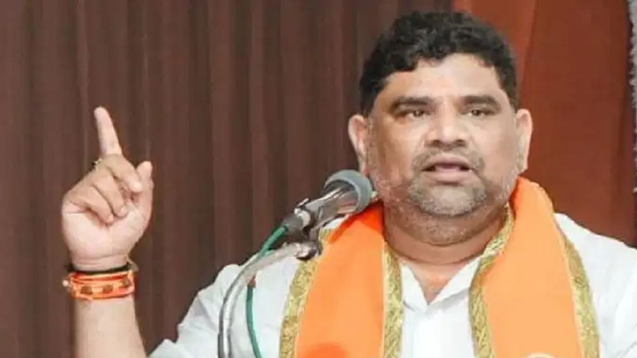 निलेश राणे हे रवींद्र चव्हाण यांच्या पैशांवर निवडून आले, वैभव नाईकांचा जोरदार पलटवार निलेश राणे हे रवींद्र चव्हाण यांच्या पैशांवर निवडून आले, वैभव नाईकांचा जोरदार पलटवार