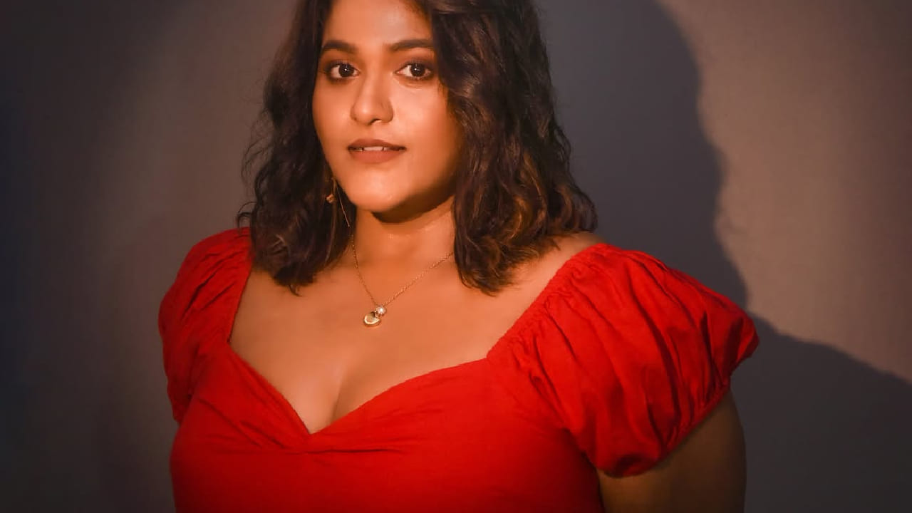यामधील अभिनेत्री वनिता खरात ही सोशल मीडियावर नेहमी चर्चेत असते. अनेकदा ती तिचे फोटो आणि मजेशीर व्हिडीओ शेअर करत असते. अशातच तिने तिच्या इन्स्टाग्रामवर वर्कआऊट करतानाचा व्हिडीओ शेअर केला आहे.