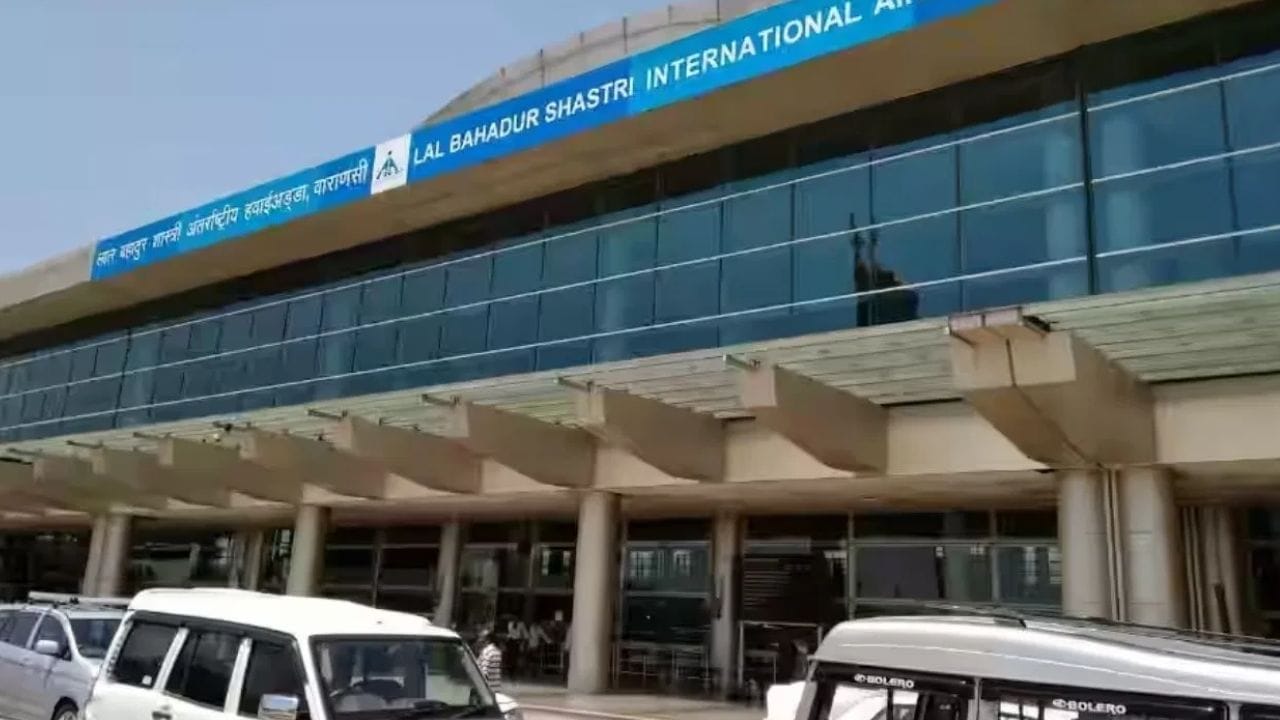 शिवसेना शिंदे गटाच्या नेत्याच्या पिस्तुलातून विमानतळावर गोळीबार; सुरक्षा यंत्रणांनी घेतलं ताब्यात, मोठी खळबळ शिवसेना शिंदे गटाच्या नेत्याच्या पिस्तुलातून विमानतळावर गोळीबार; सुरक्षा यंत्रणांनी घेतलं ताब्यात, मोठी खळबळ