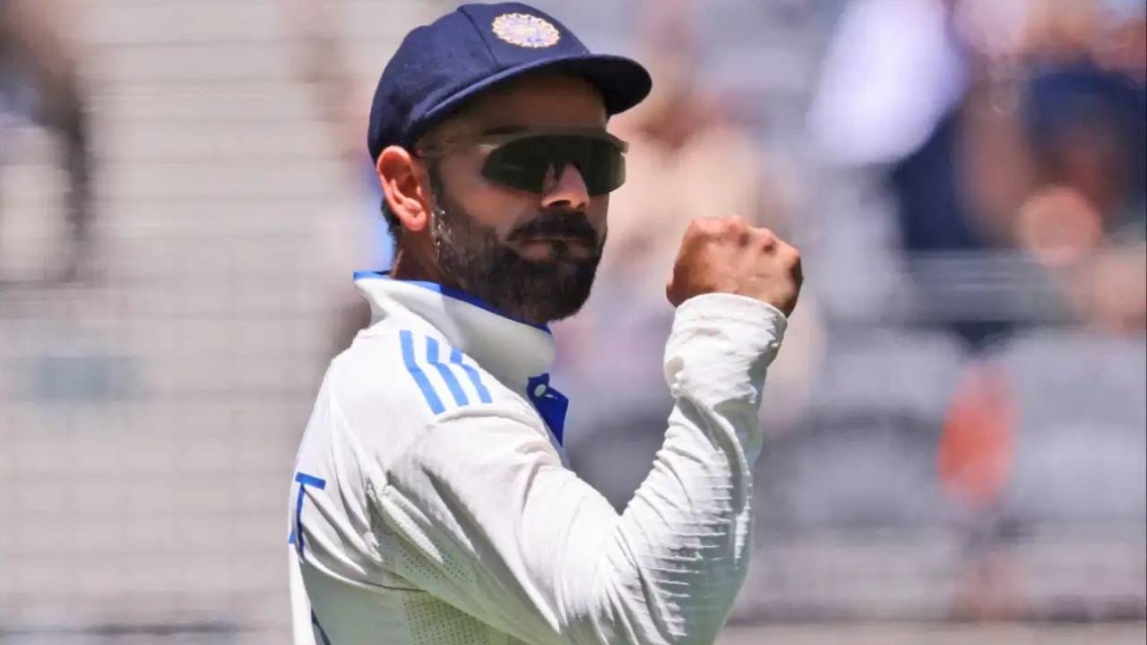 विराट कोहलीने कसोटी डेब्यू केल्यानंतर भारतीय संघाने श्रीलंकेत पाय ठेवला होता. तेव्हा विराट कोहली टीम इंडियाचा भागच नाही तर कर्णधारही होता. त्याच्या कार्यकाळात टीम इंडियाने जबरदस्त कामगिरी केली. (PHOTO CREDIT- PTI)