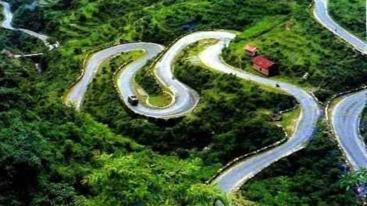 5- विशाखापट्टनम ते अराकू व्हॅली रोड ट्रिप जर तुम्हाला पर्वत, घनदाट जंगल आणि दरीखोऱ्यांचा आनंद घ्यायचा असेल तर एकदा तुम्ही विशाखापट्टनम ते अराकू व्हॅलीचा रस्ते मार्गाने प्रवास करायला हवा. या ११५ किमीच्या प्रवासात तुम्ही उंचावर जाता तेव्हा तेथील निसर्गाचा आनंद तुम्हाला घेता येतो. कारण पूर्व घाटाची हिरवाई आणि सुंदर पर्वत तुमचे मनमोहन घेतील. या रोड ट्रिपची सर्वात मोठी खासियत म्हणजे वळणदार डोंगरातील मार्ग आणि सुंदर दरीखोऱ्यांचा प्रांत तुम्हाला पाहाता येतो.