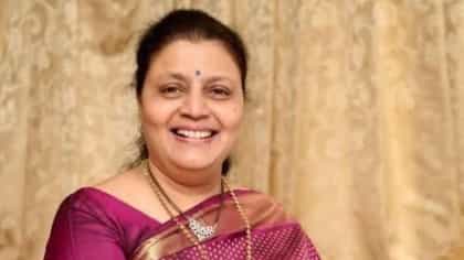उद्धव ठाकरेंना मोठा धक्का, विशाखा राऊत यांचे नगरसेवक पद रद्द.