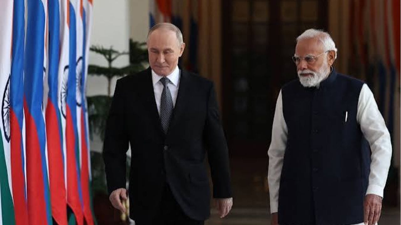 भारताने रशियाकडून तेल खरेदी करू नये, याकरिता भारतावर मोठा दबाव आहे. भारतावर मोठा टॅरिफही अमेरिकेने लावला. मात्र, भारताने रशियाकडून तेल खरेदी सुरूच ठेवली.