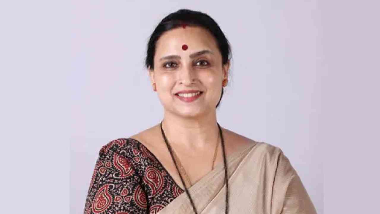 विजय विजय वडेट्टीवार  तुमची ही असभ्य भाषा, खोटे आरोप मला गप्पा करु शकत नाही. सोनिया गांधी यांना वंदे मातरमचं पुस्तक पाठवलं. आता तुम्हाला मी भारतीय संविधानाची प्रत पाठवते ती नीट वाचा आणि मगचं बंद थोबाड उघडा