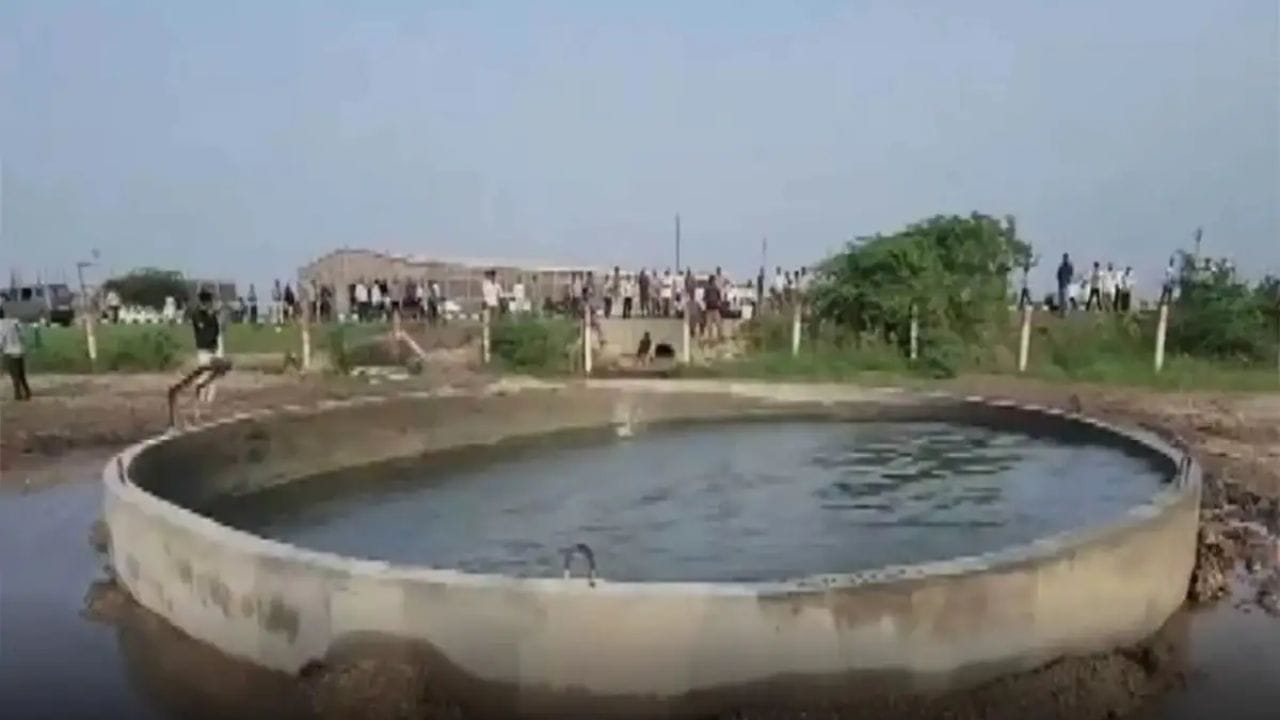 गुजरातच्या मोरबीत विहिरीच्या पाण्यात लाटांची निर्मिती, तपासात हे निघाले कारण... गुजरातच्या मोरबीत विहिरीच्या पाण्यात लाटांची निर्मिती, तपासात हे निघाले कारण...