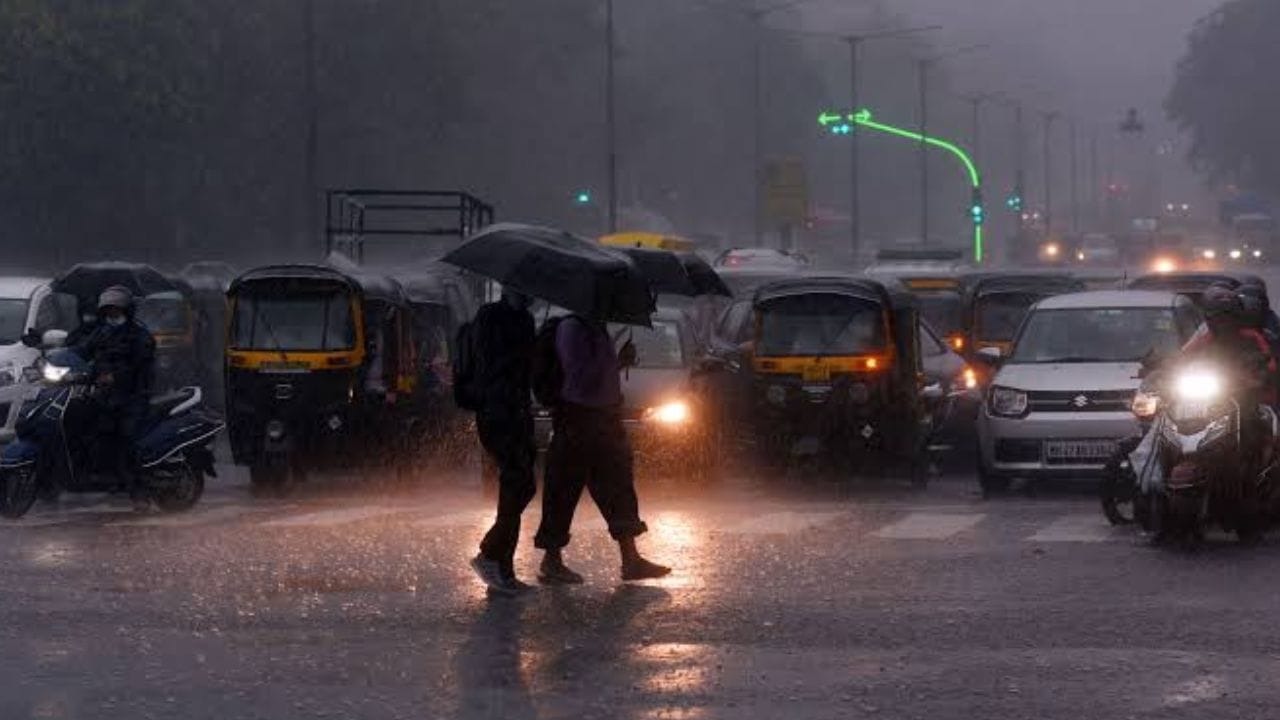  नाशिक घाटमाथ्यावर मोठा इशारा देण्यात आला. नाशिकमध्ये 30 ते 40 किलोमीटर वेगाने प्रतितास वाऱ्यासह पाऊस घाटमाथ्यावर होण्याची शक्यता आहे. जळगावमध्येही वादळी वाऱ्यासह पाऊस होण्याची शक्यता आहे.