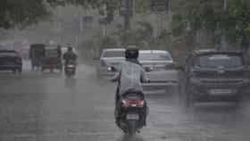 Weather update : आयएमडीकडून अतिवृष्टीचा इशारा, पुढील बारा तास धोक्याचे.