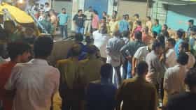 भुलेश्वर येथे गणपती मूर्तीला आणताना मोठा अपघात, अनेक लोक जखमी ..