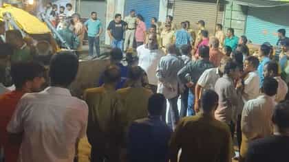 भुलेश्वर येथे गणपती मूर्तीला आणताना मोठा अपघात, अनेक लोक जखमी ...