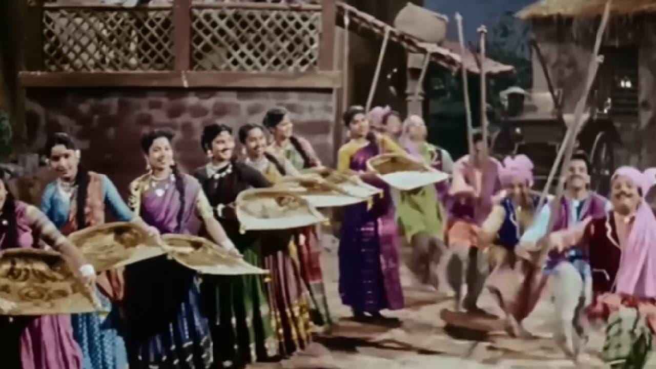 यापैकीच एक अजरामर गाणं म्हणजे ‘ये देश है वीर जवानों का’. तब्बल 69 वर्षांपूर्वी प्रदर्शित झालेल्या या गाण्याची जादू आजही कायम आहे. हे गाणं 1957 मध्ये प्रदर्शित झालेल्या ‘नया दौर’ या गाजलेल्या चित्रपटातील आहे. 