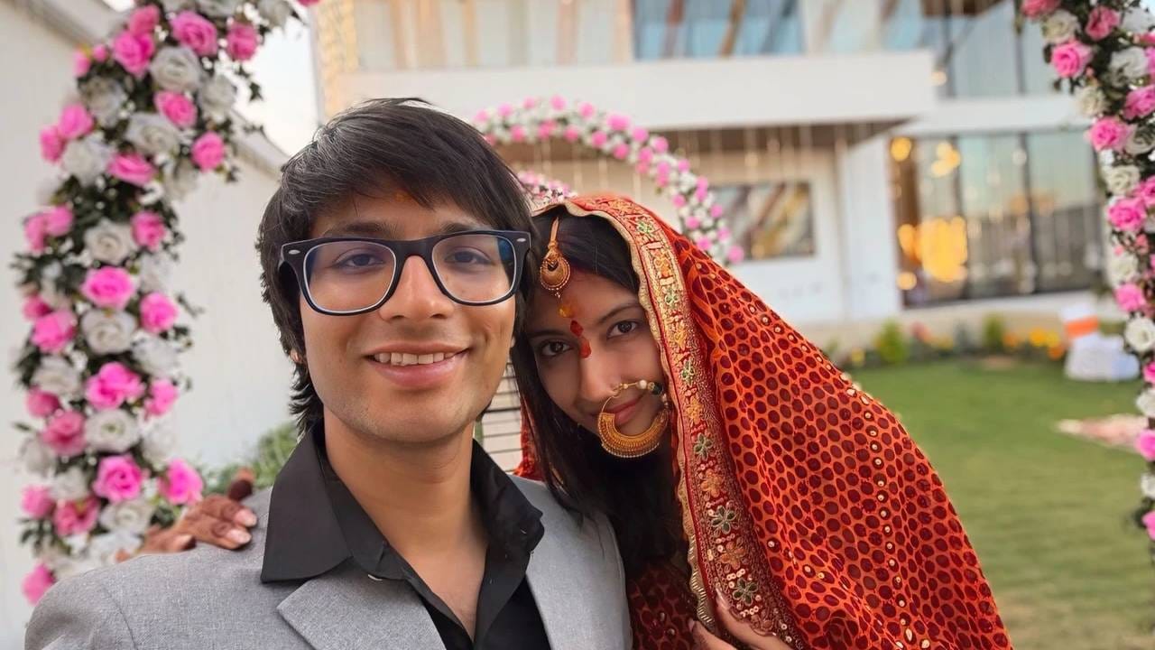 हा व्लॉग पाहिल्यानंतर इंटरनेटवर वाद सुरू झाला आहे. लोकांच्या नजरा सौरभशिवाय त्यांच्या बाथरूममध्ये ठेवलेल्या शॅम्पू, कंडिशनरवरही पडल्या आहेत. कोणी या अॅक्टला स्क्रिप्टेड म्हटले. कोणाला वाटते की कपल बाथरूममधील दृश्य दाखवून शॅम्पू ब्रँडला प्रमोट करत आहे. काहींनी म्हटले- बकवास कंटेंट. फॅन्सनी सौरभ जोशी आणि त्याची पत्नी अवंतिकाला चांगला कंटेंट बनवण्याची विनंती केली आहे.