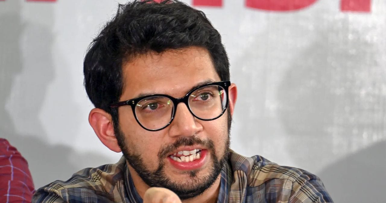 Aaditya Thackeray : 15 लाख जणांच्या नोकऱ्या जाणार, अनेक कंपन्या महाराष्ट्र सोडण्याच्या तयारीत; आदित्य ठाकरेंच्या आकडेवारीने राजकारणात वादळ Aaditya Thackeray : 15 लाख जणांच्या नोकऱ्या जाणार, अनेक कंपन्या महाराष्ट्र सोडण्याच्या तयारीत; आदित्य ठाकरेंच्या आकडेवारीने राजकारणात वादळ