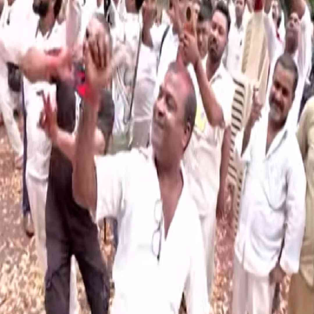 सरकारच्या निर्णयानंतर RTO ने मराठी बोलता न येणाऱ्या रिक्षा चालकांविरोधात कारवाई सुरु केली होती. त्यांचे बॅज रद्द करण्याची प्रक्रिया सुरु झालेली. त्या विरोधात या रिक्षा चालकांनी आंदोलनही केलं. ट्रॅफिक जॅम करणारं आंदोलन केलं होतं. 