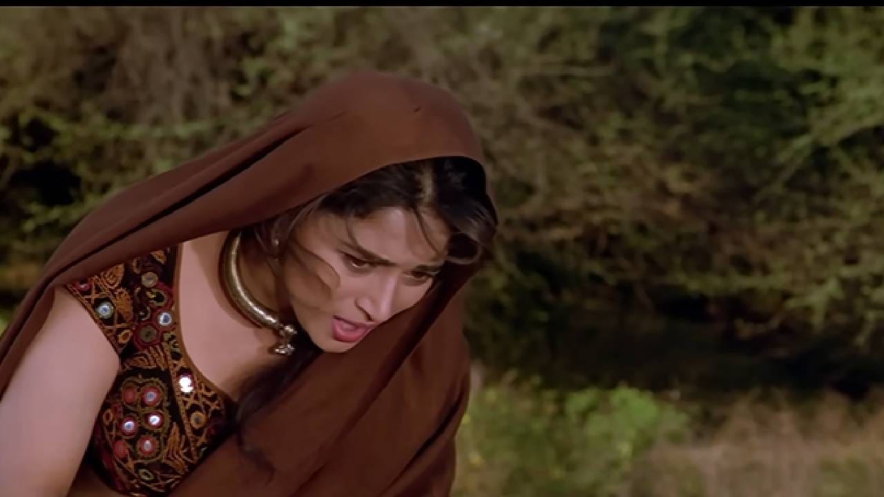 या गाण्याला भारताच्या महान गायिका लता मंगेशकर यांनी आपला आवाज दिला होता. त्यांच्या भावपूर्ण आवाजामुळे गाण्यातील प्रत्येक शब्द अधिकच हृदयस्पर्शी झाला. गाण्याचे बोल प्रसिद्ध गीतकार आनंद बक्षी यांनी लिहिले होते तर लक्ष्मीकांत-प्यारेलाल यांनी संगीत दिले होते.