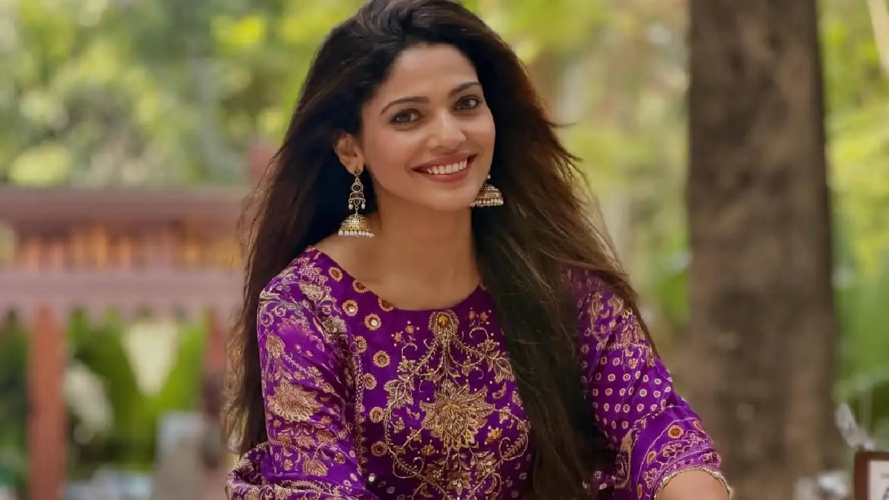 हातात कॉफीचा मग घेऊन डोळे मिटून पावसाचा आनंद घेतानाचा तिचा फोटो विशेष लक्ष वेधून घेत आहे. तिच्या या साध्या पण आकर्षक अंदाजाची सोशल मीडियावर चांगलीच चर्चा रंगली आहे.