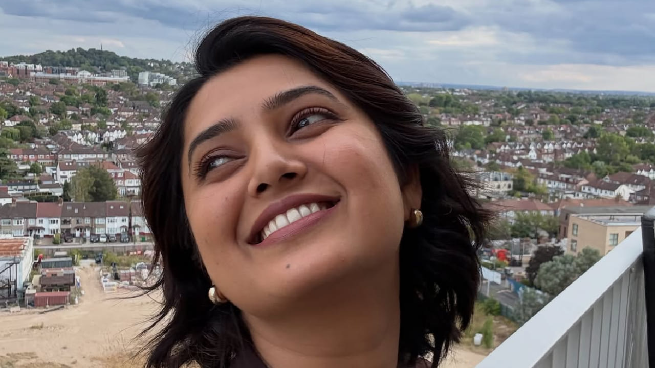 या पोस्टमध्ये तिने शूटिंग सुरू झाल्याचे सांगितले असून हे फोटो शुक्रवारचे असल्याचेही नमूद केले आहे. प्राजक्ताच्या या आगामी चित्रपटाचे नाव 'DINKS – Double Income No Kids' असे आहे. या चित्रपटाची निर्मिती नितीन वैद्य प्रोडक्शन करत आहे.