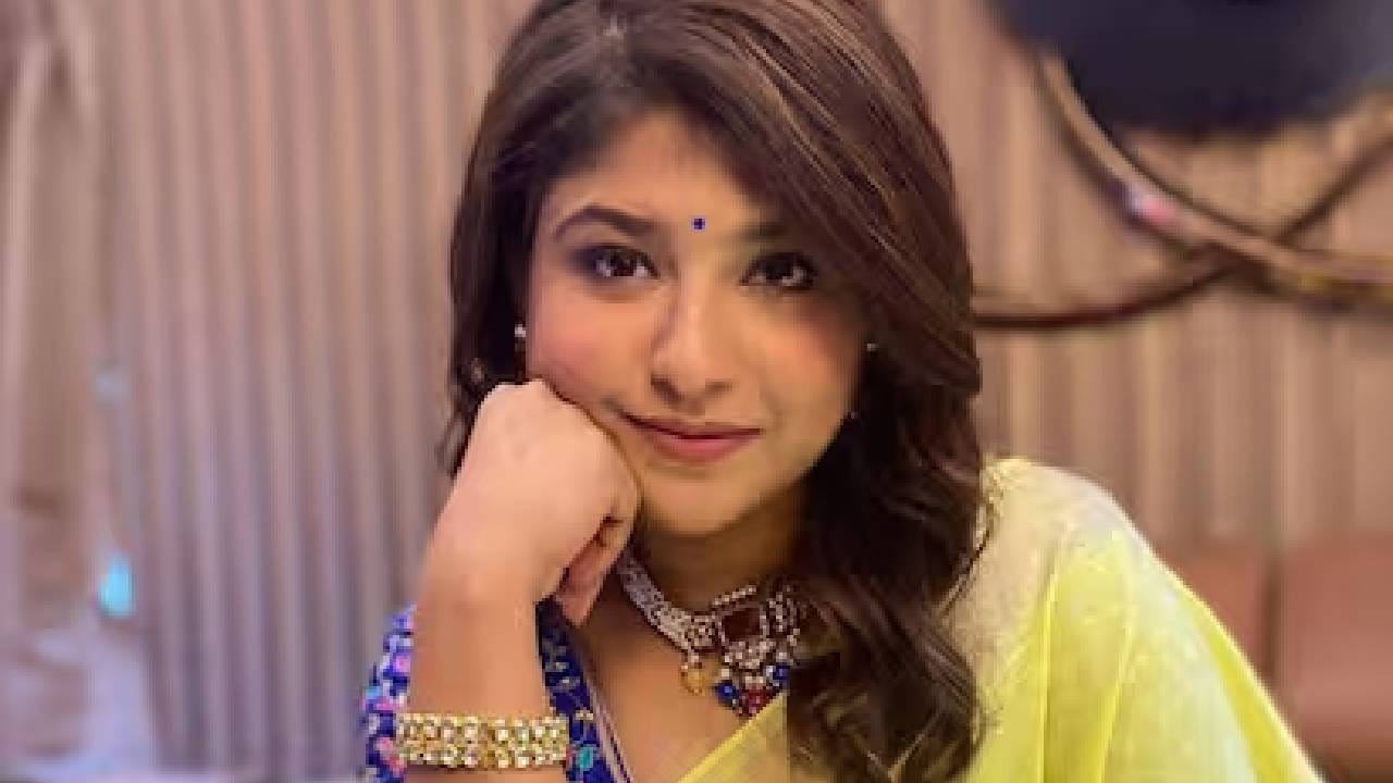 सध्या सना वडील केदार शिंदे यांच्या चित्रपटांसाठी सहाय्यक म्हणूनही काम करत आहे. बालकलाकार म्हणून पडद्यावर दिसलेली सना आता अभिनयासोबतच चित्रपट निर्मितीच्या विविध पैलूंमध्येही काम करताना दिसत आहे.