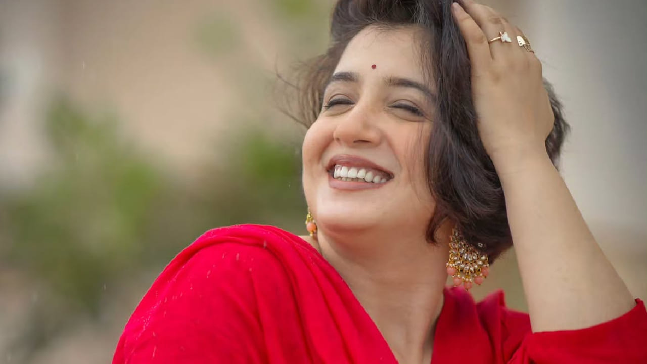 पावसाच्या सरींमध्ये विविध पोझ देताना स्नेहलताचा उत्साही आणि बिनधास्त अंदाज चाहत्यांना विशेष पसंत पडला आहे. तिचे हे फोटो सोशल मीडियावर चर्चेत आले असून चाहत्यांकडून कमेंट्सच्या माध्यमातून तिच्या लूकचे भरभरून कौतुक केले जात आहे.