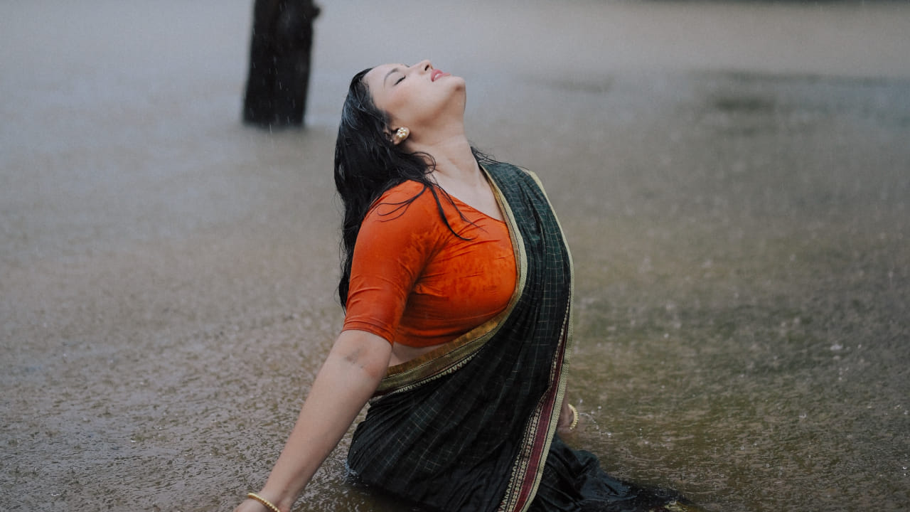 तिच्या या फोटोंनी चाहत्यांचं लक्ष वेधून घेतलं आहे. या फोटोशूटमध्ये राजेश्वरीने हिरव्या रंगाची साडी आणि त्यावर मॅचिंग केशरी रंगाचा ब्लाऊज परिधान केला आहे.