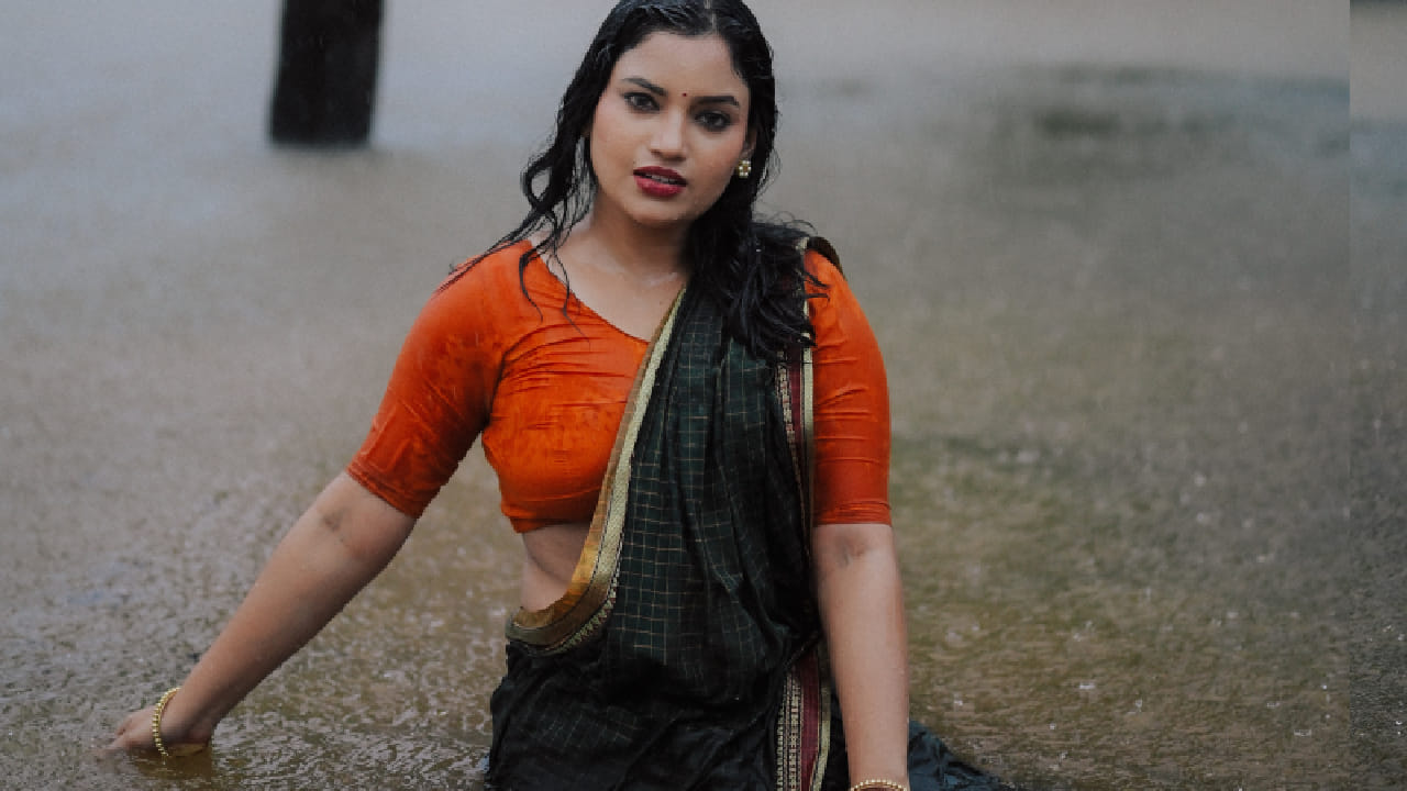 नदीच्या किनारी तसेच नदीच्या पाण्यात उतरून तिने हे खास फोटोशूट केलं आहे. तिचा साधा, पारंपरिक आणि आकर्षक लूक चाहत्यांना चांगलाच भावला आहे.
