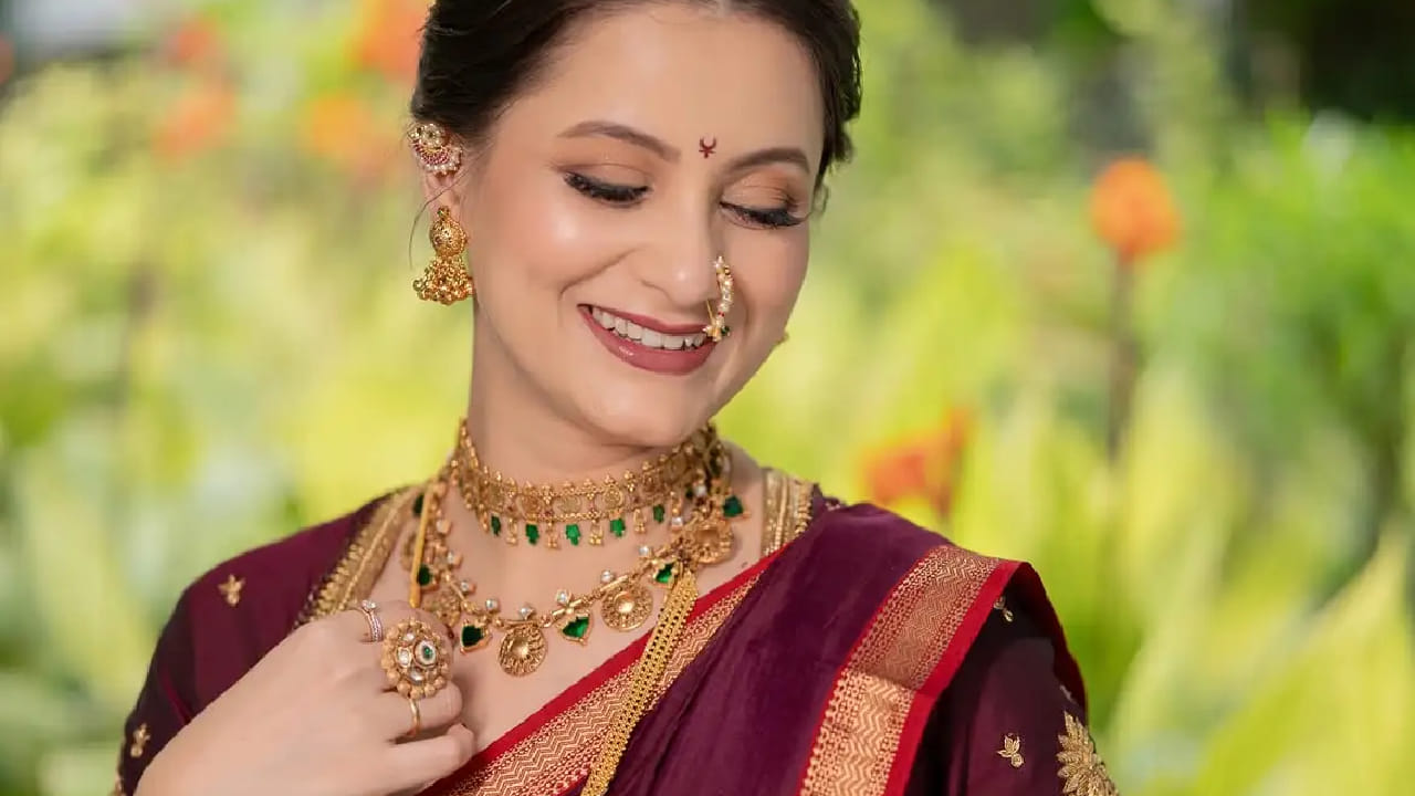 मंगळागौरीच्या पूजेदरम्यानचे आणि फोटोशूटचे काही खास क्षण रेवतीने चाहत्यांसोबत शेअर केले. या फोटोंमध्ये तिच्या चेहऱ्यावरचा आनंद आणि प्रसन्नता स्पष्टपणे दिसून येत आहे. चाहत्यांनीही तिच्या लूकचे भरभरून कमेंट्सचा वर्षाव केला आहे.